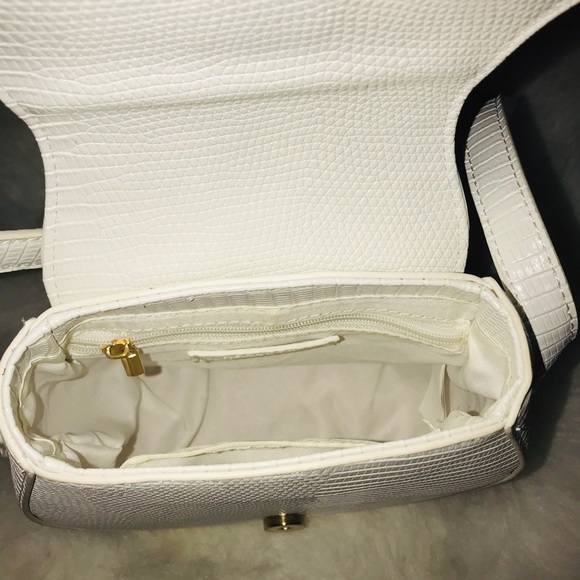 Small white purse - Picture 3 of 4